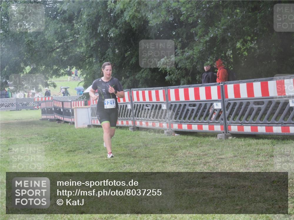 21.06.2025 - 27. Vierlanden-Triathlon KatJ http://msf.ph/oto/8037255 15.06.2025 14:17:57 Ziel 1212 meine-sportfotos.de
