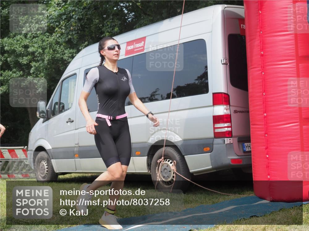 15.06.2025 - 27. Vierlanden-Triathlon KatJ http://msf.ph/oto/8037258 15.06.2025 11:27:22 Schwimmen 884, 886 meine-sportfotos.de