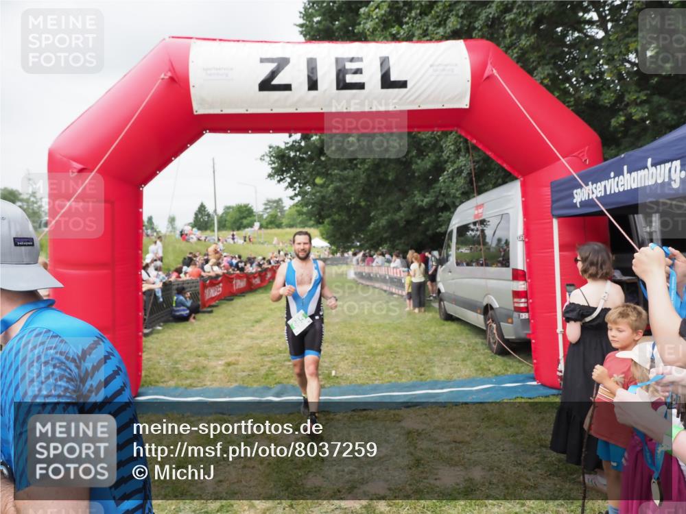 21.06.2025 - 27. Vierlanden-Triathlon MichiJ http://msf.ph/oto/8037259 15.06.2026 13:08:32 Ziel 685, 740 meine-sportfotos.de