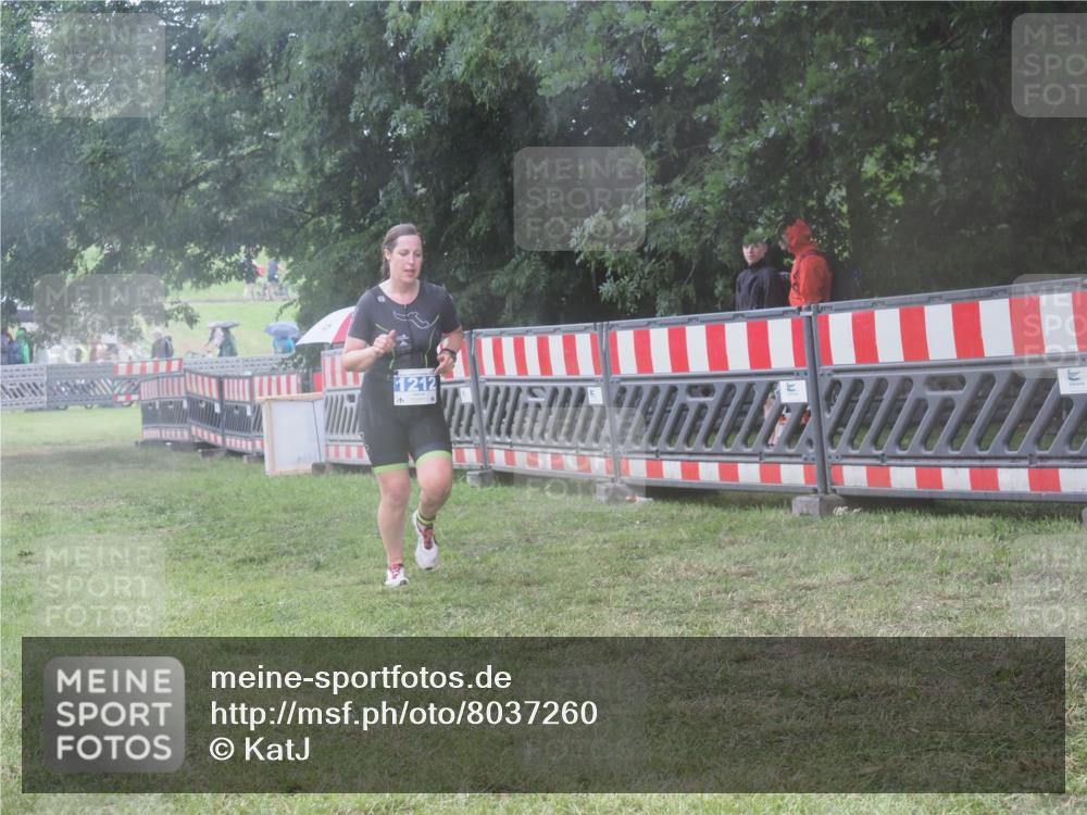 21.06.2025 - 27. Vierlanden-Triathlon KatJ http://msf.ph/oto/8037260 15.06.2025 14:17:57 Ziel 1212 meine-sportfotos.de