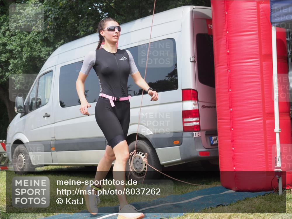 15.06.2025 - 27. Vierlanden-Triathlon KatJ http://msf.ph/oto/8037262 15.06.2025 11:27:22 Schwimmen 884, 886 meine-sportfotos.de
