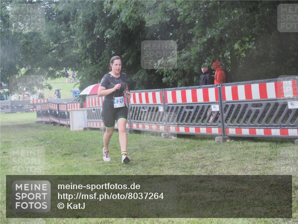 21.06.2025 - 27. Vierlanden-Triathlon KatJ http://msf.ph/oto/8037264 15.06.2025 14:17:58 Ziel 1212 meine-sportfotos.de