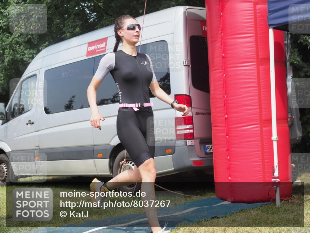 15.06.2025 - 27. Vierlanden-Triathlon KatJ http://msf.ph/oto/8037267 15.06.2025 11:27:22 Schwimmen 884, 886 meine-sportfotos.de