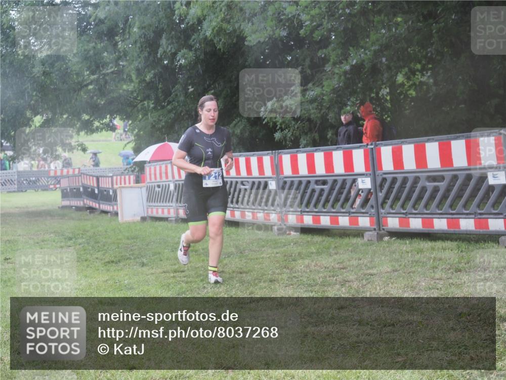 21.06.2025 - 27. Vierlanden-Triathlon KatJ http://msf.ph/oto/8037268 15.06.2025 14:17:58 Ziel 1212 meine-sportfotos.de