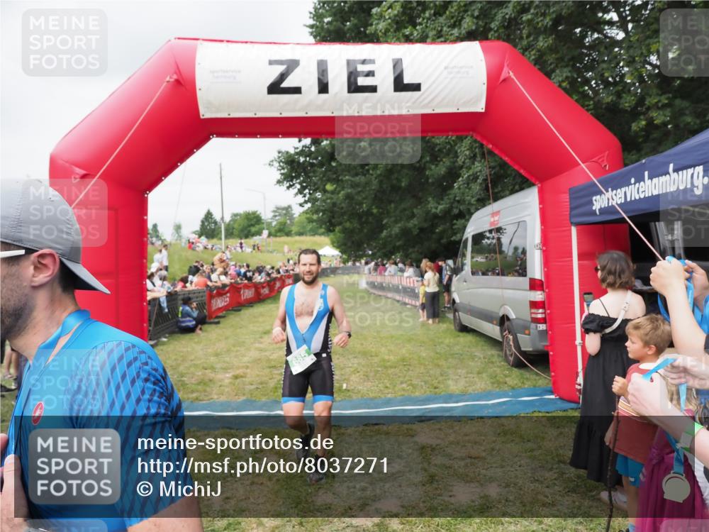 21.06.2025 - 27. Vierlanden-Triathlon MichiJ http://msf.ph/oto/8037271 15.06.2026 13:08:32 Ziel 685, 740 meine-sportfotos.de