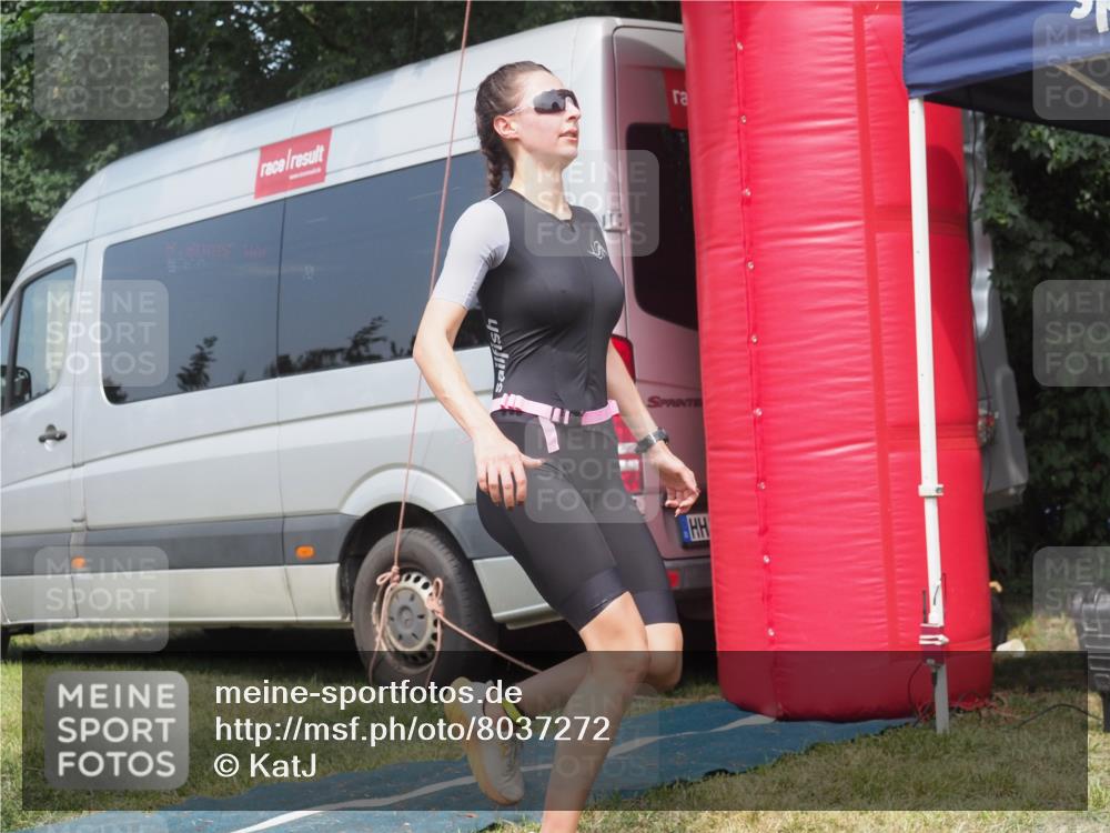 15.06.2025 - 27. Vierlanden-Triathlon KatJ http://msf.ph/oto/8037272 15.06.2025 11:27:23 Schwimmen 884, 886 meine-sportfotos.de