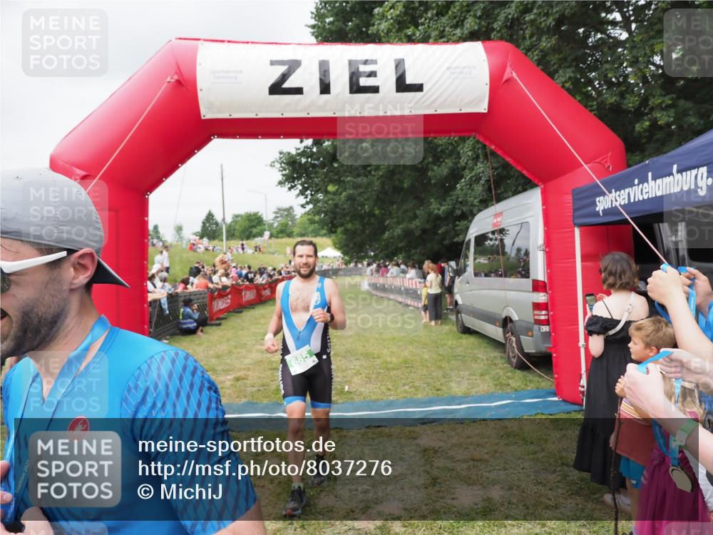 21.06.2025 - 27. Vierlanden-Triathlon MichiJ http://msf.ph/oto/8037276 15.06.2026 13:08:32 Ziel 685, 740 meine-sportfotos.de