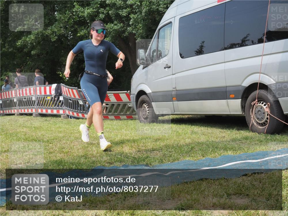 15.06.2025 - 27. Vierlanden-Triathlon KatJ http://msf.ph/oto/8037277 15.06.2025 11:27:26 Schwimmen 884 meine-sportfotos.de