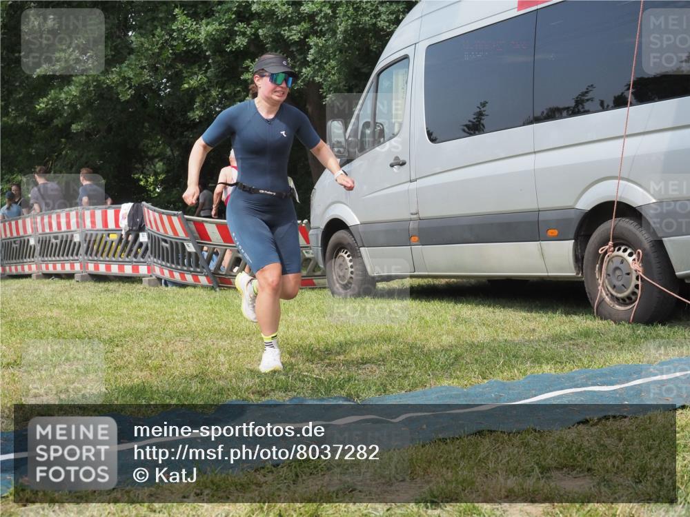 15.06.2025 - 27. Vierlanden-Triathlon KatJ http://msf.ph/oto/8037282 15.06.2025 11:27:26 Schwimmen 884 meine-sportfotos.de