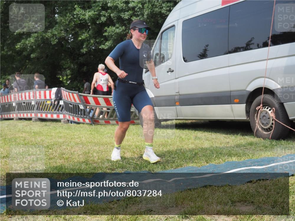 15.06.2025 - 27. Vierlanden-Triathlon KatJ http://msf.ph/oto/8037284 15.06.2025 11:27:26 Schwimmen 884 meine-sportfotos.de