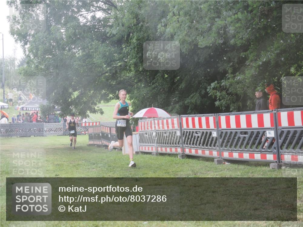 21.06.2025 - 27. Vierlanden-Triathlon KatJ http://msf.ph/oto/8037286 15.06.2025 14:18:20 Ziel 1208, 1272 meine-sportfotos.de