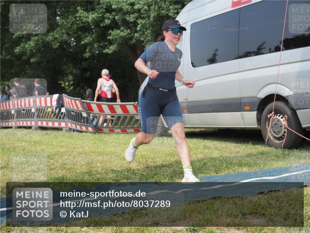 15.06.2025 - 27. Vierlanden-Triathlon KatJ http://msf.ph/oto/8037289 15.06.2025 11:27:26 Schwimmen 884 meine-sportfotos.de