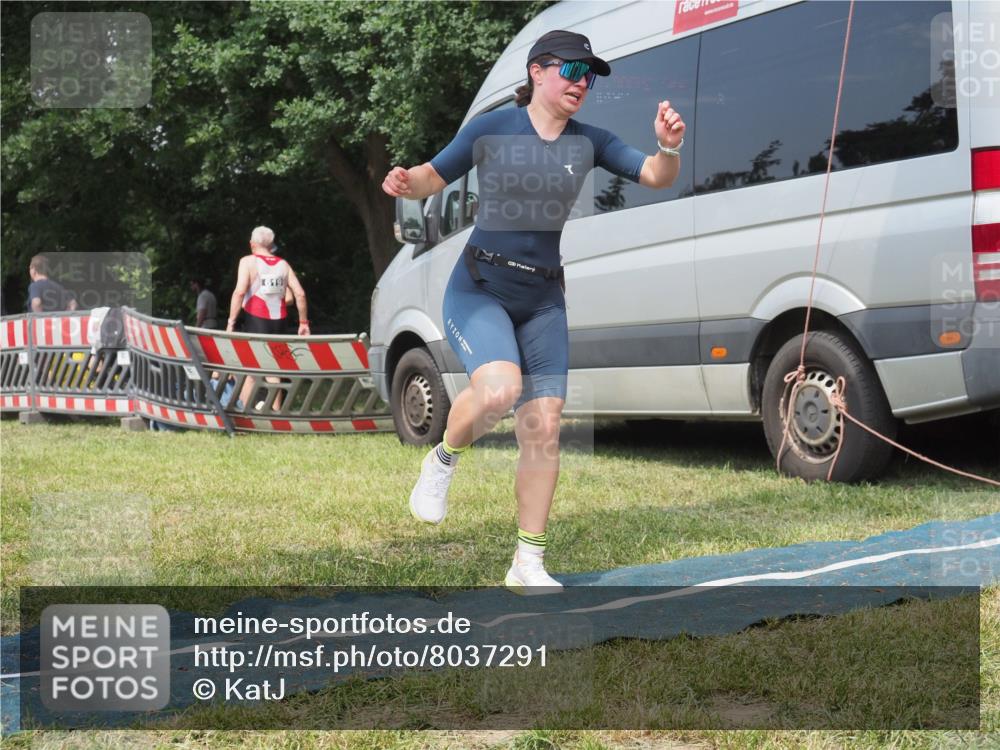 15.06.2025 - 27. Vierlanden-Triathlon KatJ http://msf.ph/oto/8037291 15.06.2025 11:27:26 Schwimmen 884 meine-sportfotos.de