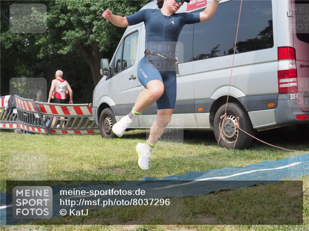 15.06.2025 - 27. Vierlanden-Triathlon KatJ http://msf.ph/oto/8037296 15.06.2025 11:27:26 Schwimmen 884 meine-sportfotos.de