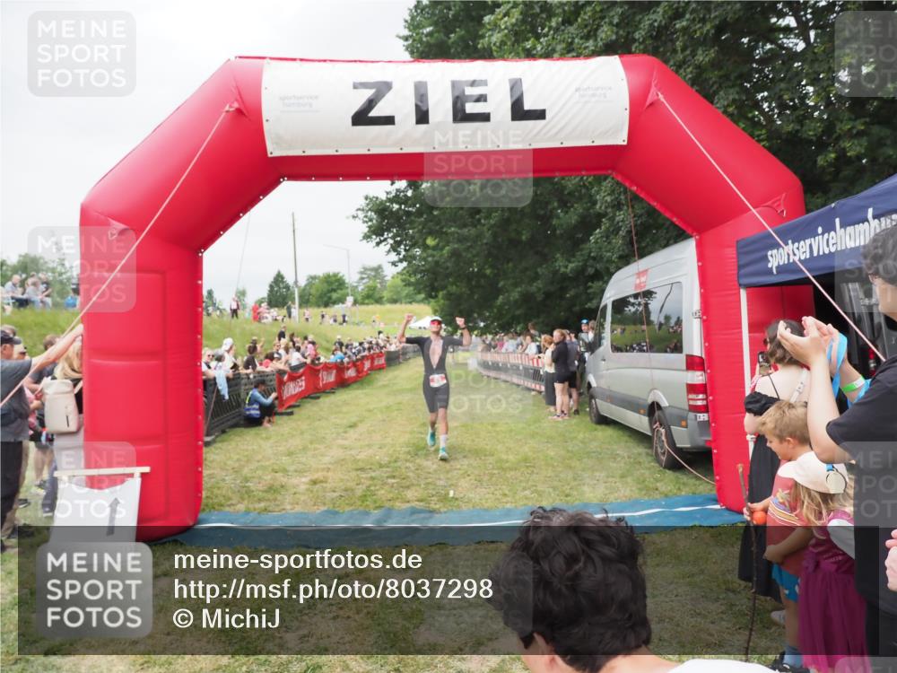 21.06.2025 - 27. Vierlanden-Triathlon MichiJ http://msf.ph/oto/8037298 15.06.2026 13:11:01 Ziel 65 meine-sportfotos.de