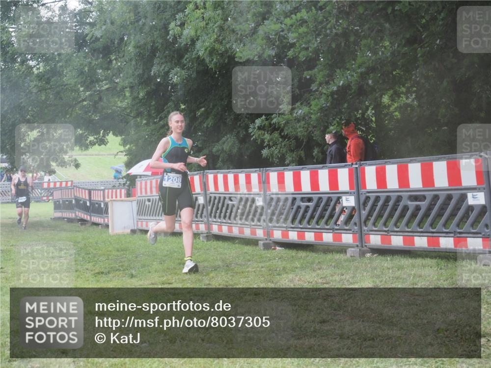 21.06.2025 - 27. Vierlanden-Triathlon KatJ http://msf.ph/oto/8037305 15.06.2025 14:18:21 Ziel 1208, 1272 meine-sportfotos.de