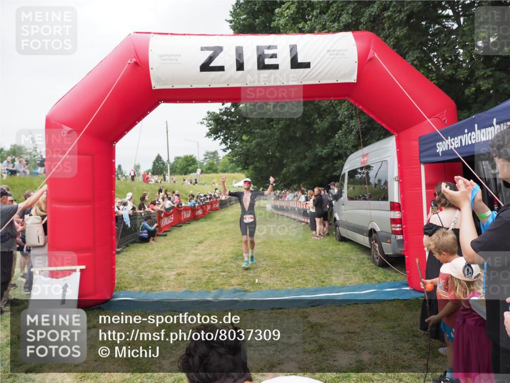 21.06.2025 - 27. Vierlanden-Triathlon MichiJ http://msf.ph/oto/8037309 15.06.2026 13:11:02 Ziel 65 meine-sportfotos.de