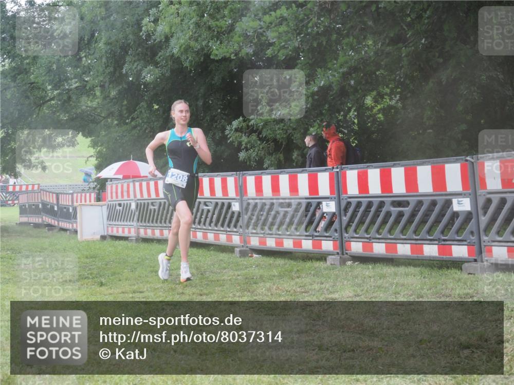 21.06.2025 - 27. Vierlanden-Triathlon KatJ http://msf.ph/oto/8037314 15.06.2025 14:18:21 Ziel 1208, 1272 meine-sportfotos.de