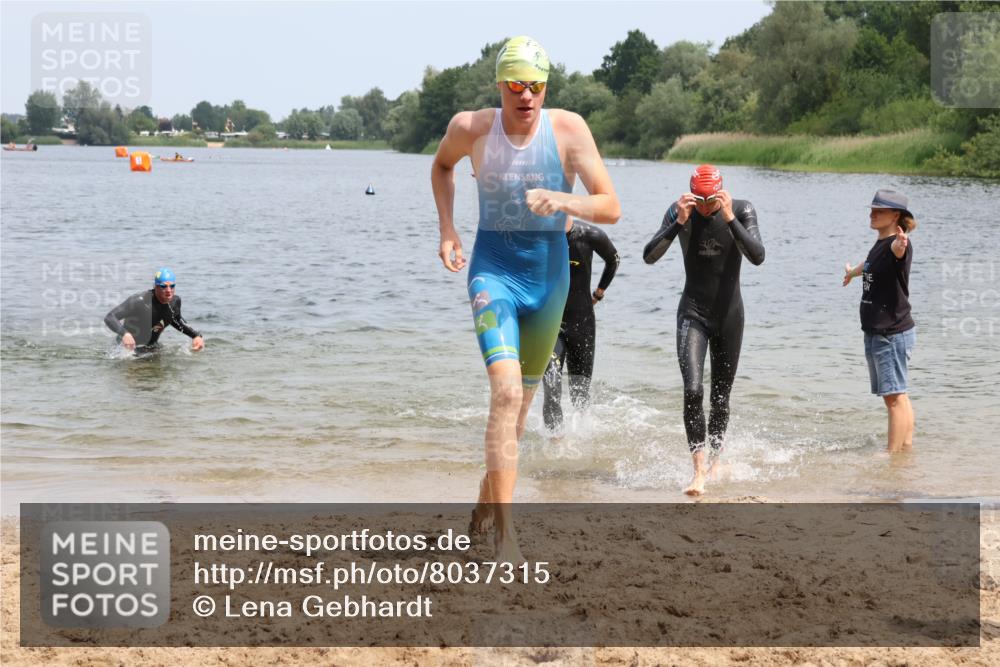 21.06.2025 - 27. Vierlanden-Triathlon Lena Gebhardt http://msf.ph/oto/8037315 15.06.2025 12:04:11 Schwimmen 1009, 1010, 1011, 1012, 1013 meine-sportfotos.de