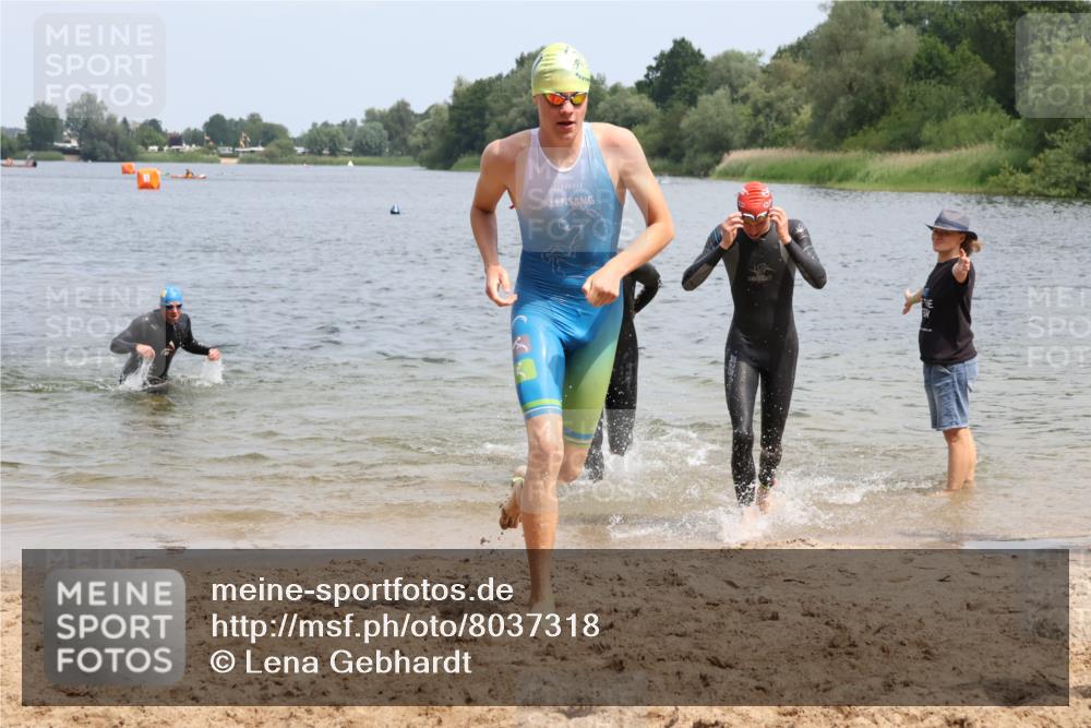 21.06.2025 - 27. Vierlanden-Triathlon Lena Gebhardt http://msf.ph/oto/8037318 15.06.2025 12:04:11 Schwimmen 1009, 1010, 1011, 1012, 1013 meine-sportfotos.de