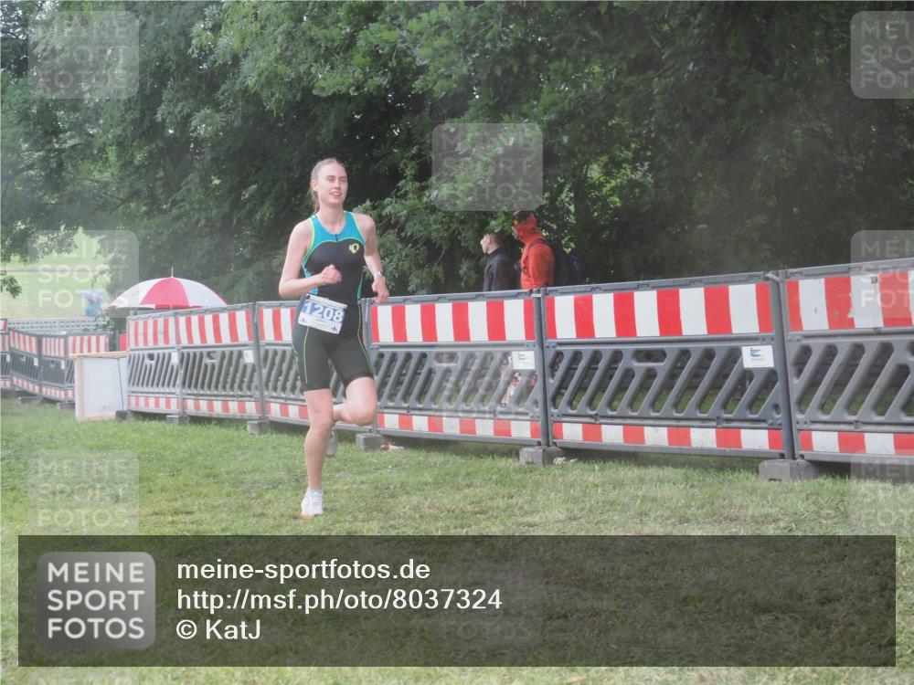21.06.2025 - 27. Vierlanden-Triathlon KatJ http://msf.ph/oto/8037324 15.06.2025 14:18:21 Ziel 1208, 1272 meine-sportfotos.de