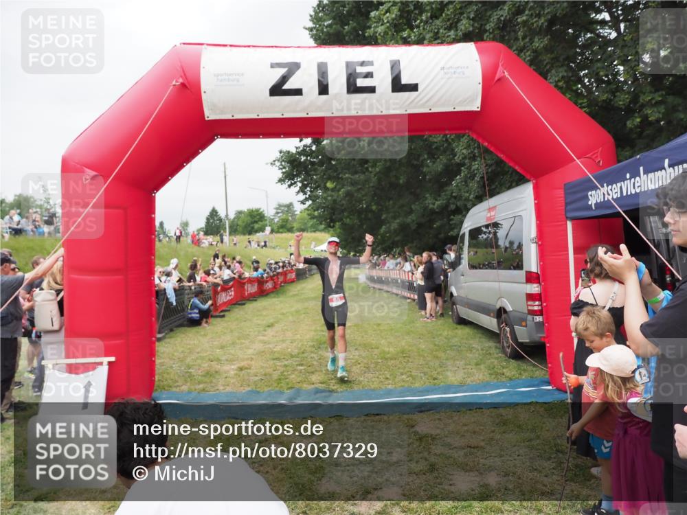 21.06.2025 - 27. Vierlanden-Triathlon MichiJ http://msf.ph/oto/8037329 15.06.2026 13:11:02 Ziel 65 meine-sportfotos.de