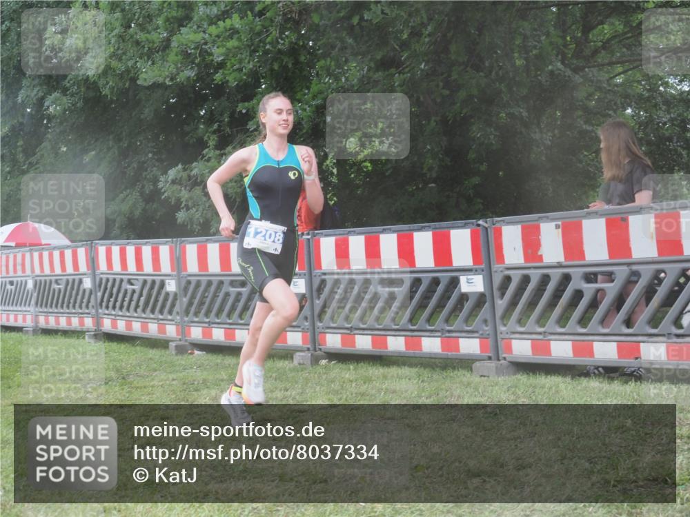 21.06.2025 - 27. Vierlanden-Triathlon KatJ http://msf.ph/oto/8037334 15.06.2025 14:18:21 Ziel 1208, 1272 meine-sportfotos.de