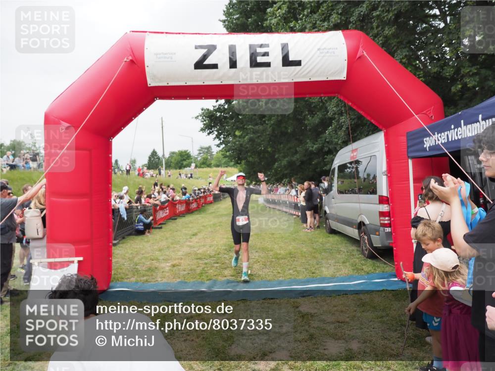 21.06.2025 - 27. Vierlanden-Triathlon MichiJ http://msf.ph/oto/8037335 15.06.2026 13:11:02 Ziel 65 meine-sportfotos.de