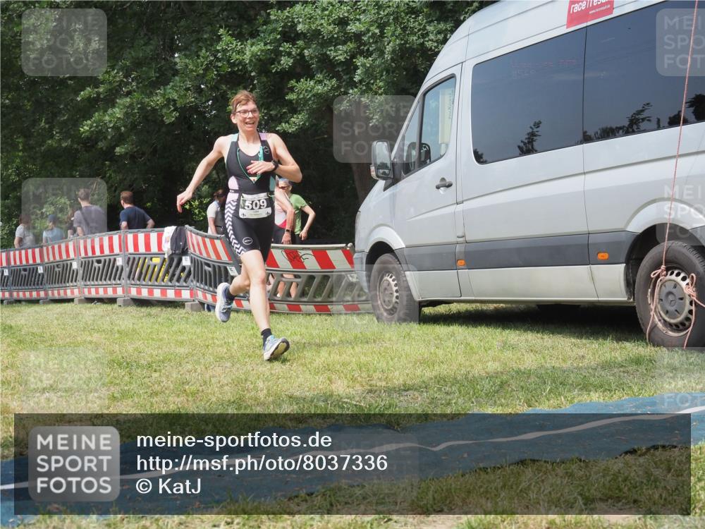 15.06.2025 - 27. Vierlanden-Triathlon KatJ http://msf.ph/oto/8037336 15.06.2025 11:27:34 Schwimmen  meine-sportfotos.de