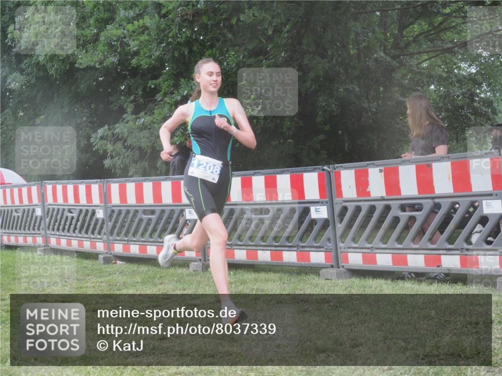 21.06.2025 - 27. Vierlanden-Triathlon KatJ http://msf.ph/oto/8037339 15.06.2025 14:18:22 Ziel 1208, 1272 meine-sportfotos.de
