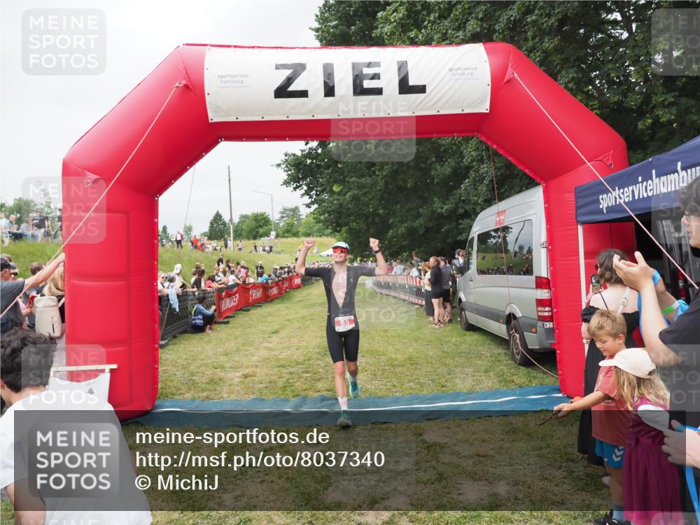21.06.2025 - 27. Vierlanden-Triathlon MichiJ http://msf.ph/oto/8037340 15.06.2026 13:11:03 Ziel 65 meine-sportfotos.de