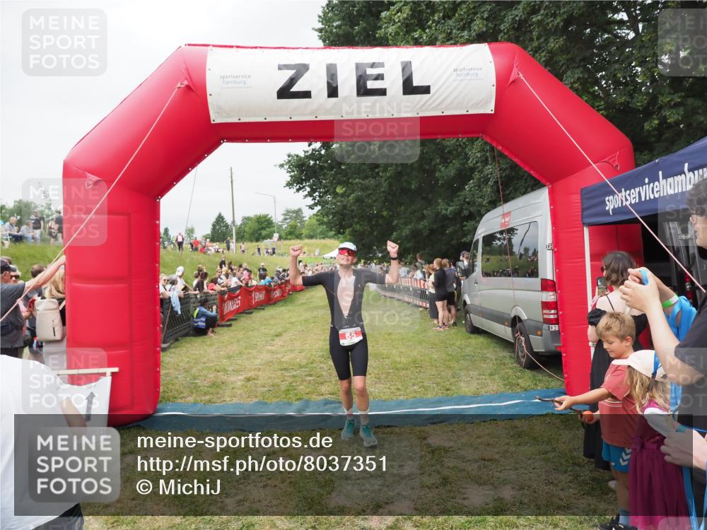 21.06.2025 - 27. Vierlanden-Triathlon MichiJ http://msf.ph/oto/8037351 15.06.2026 13:11:03 Ziel 65 meine-sportfotos.de