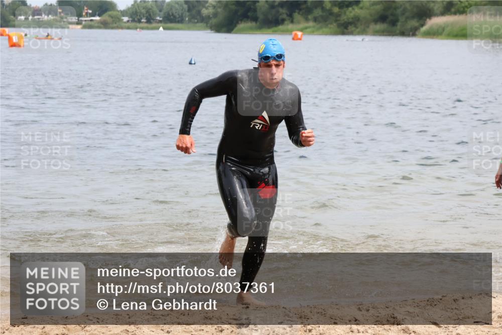 21.06.2025 - 27. Vierlanden-Triathlon Lena Gebhardt http://msf.ph/oto/8037361 15.06.2025 12:04:16 Schwimmen 1009, 1010, 1011, 1012, 1013 meine-sportfotos.de