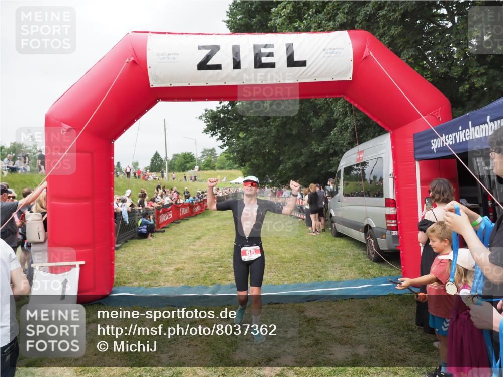 21.06.2025 - 27. Vierlanden-Triathlon MichiJ http://msf.ph/oto/8037362 15.06.2026 13:11:03 Ziel 65 meine-sportfotos.de