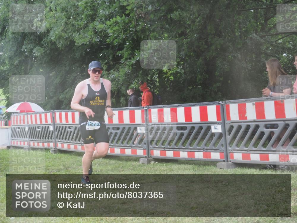 21.06.2025 - 27. Vierlanden-Triathlon KatJ http://msf.ph/oto/8037365 15.06.2025 14:18:26 Ziel 1272 meine-sportfotos.de