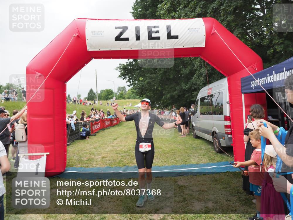 21.06.2025 - 27. Vierlanden-Triathlon MichiJ http://msf.ph/oto/8037368 15.06.2026 13:11:03 Ziel 65 meine-sportfotos.de