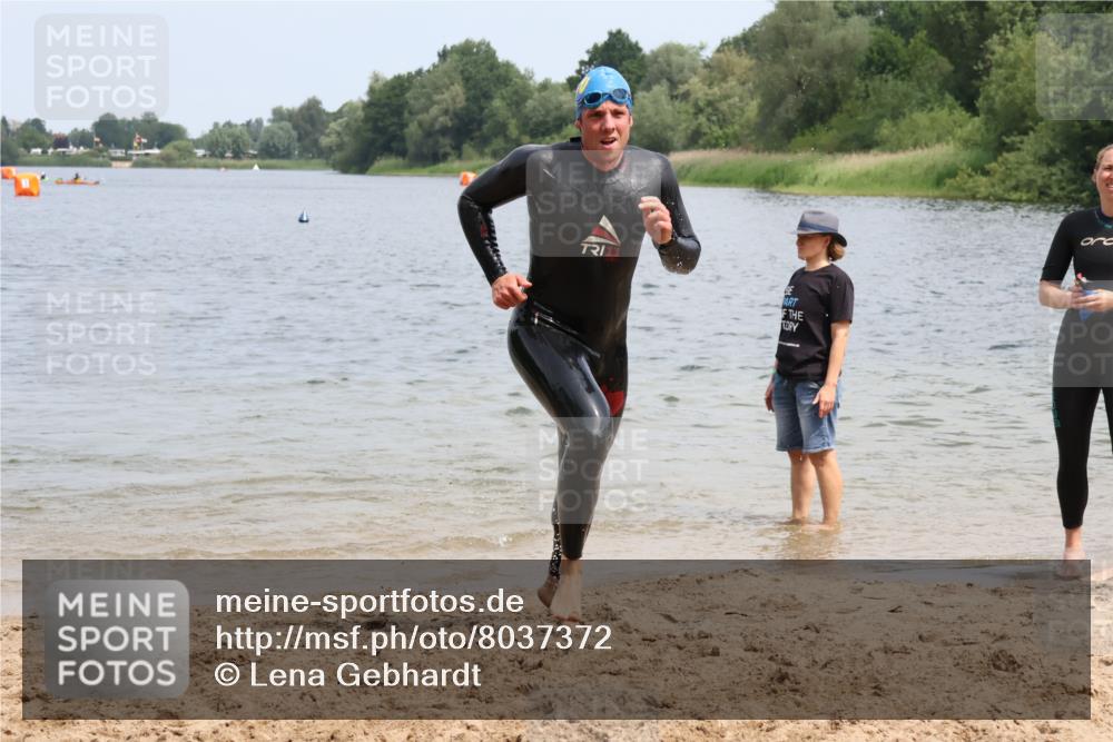 21.06.2025 - 27. Vierlanden-Triathlon Lena Gebhardt http://msf.ph/oto/8037372 15.06.2025 12:04:16 Schwimmen 1009, 1010, 1011, 1012, 1013 meine-sportfotos.de