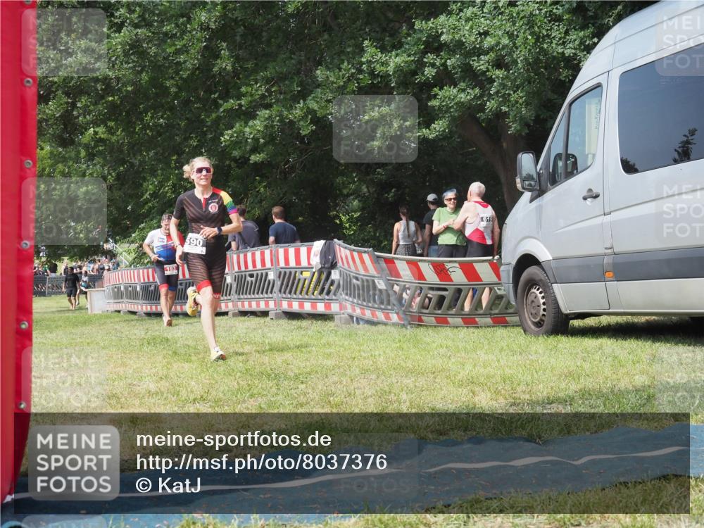 15.06.2025 - 27. Vierlanden-Triathlon KatJ http://msf.ph/oto/8037376 15.06.2025 11:28:00 Schwimmen  meine-sportfotos.de