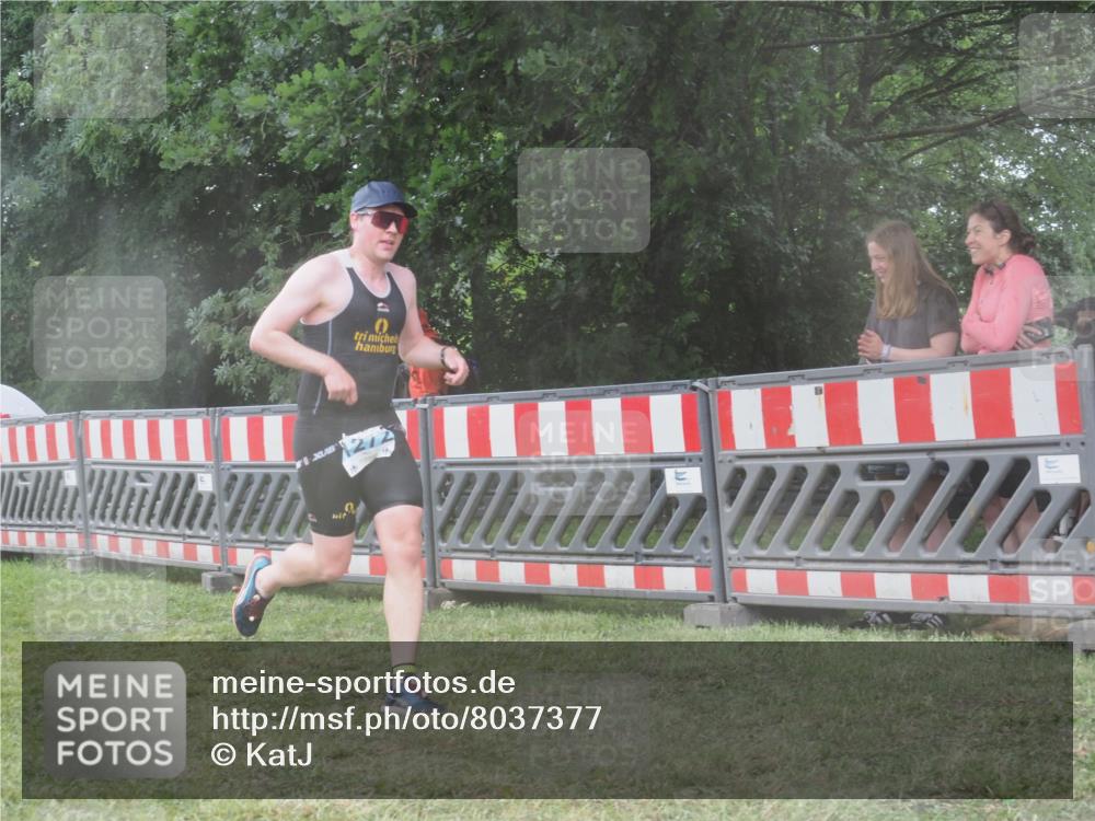 21.06.2025 - 27. Vierlanden-Triathlon KatJ http://msf.ph/oto/8037377 15.06.2025 14:18:26 Ziel 1272 meine-sportfotos.de