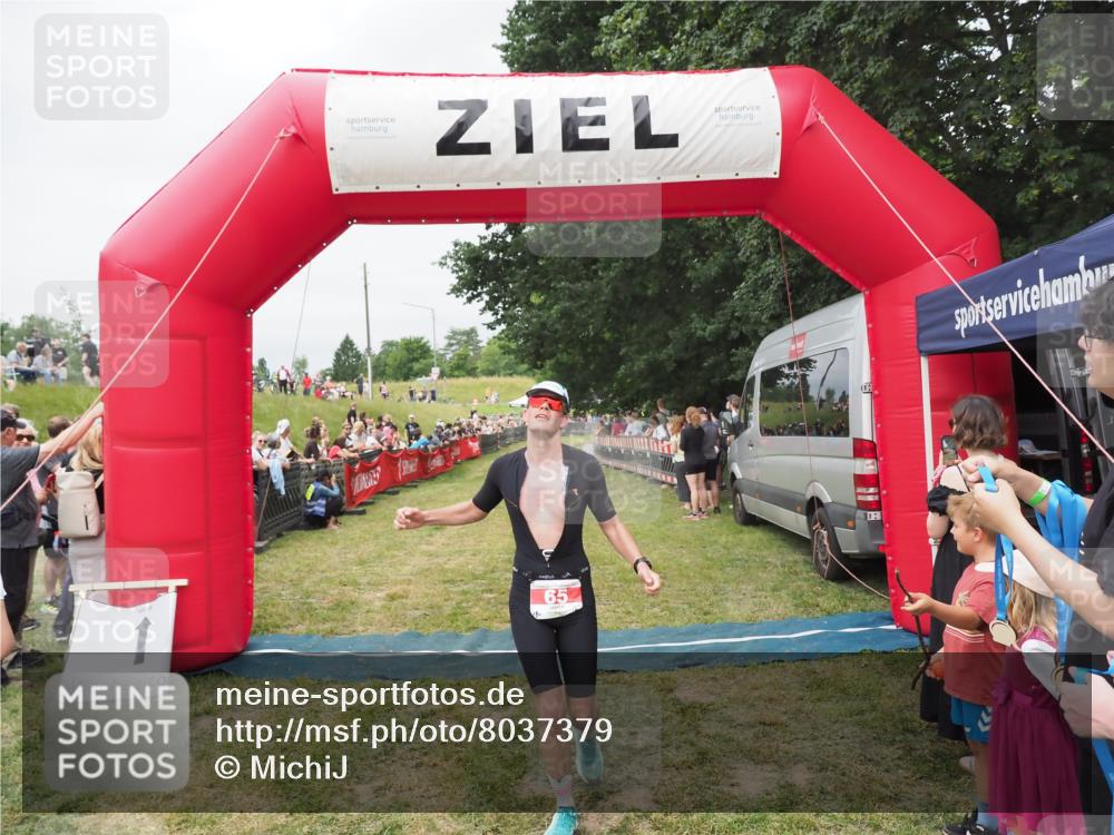 21.06.2025 - 27. Vierlanden-Triathlon MichiJ http://msf.ph/oto/8037379 15.06.2026 13:11:03 Ziel 65 meine-sportfotos.de