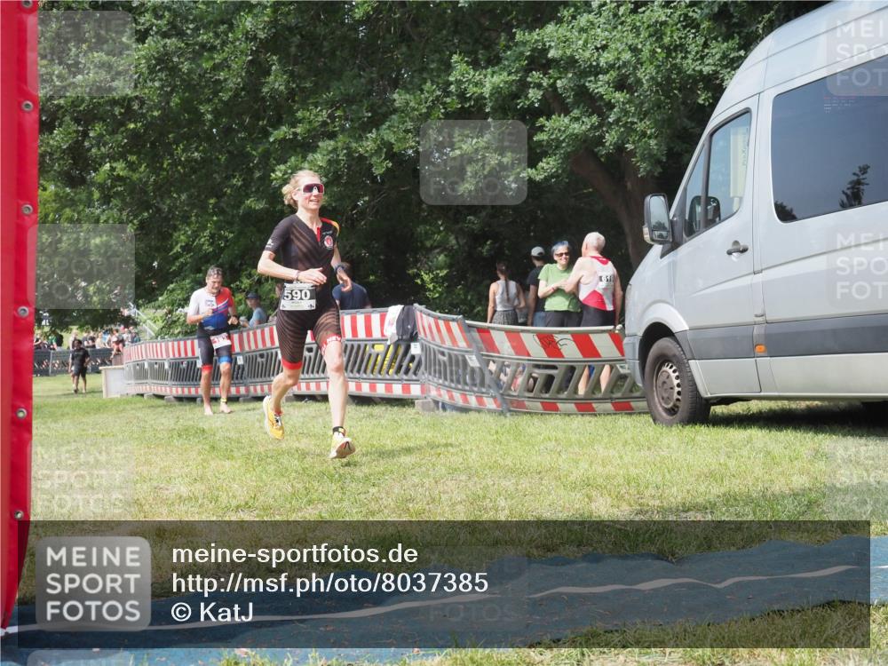 15.06.2025 - 27. Vierlanden-Triathlon KatJ http://msf.ph/oto/8037385 15.06.2025 11:28:00 Schwimmen  meine-sportfotos.de