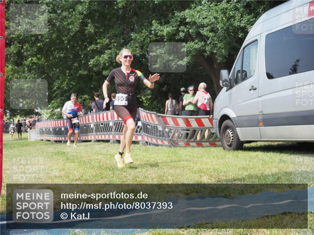 15.06.2025 - 27. Vierlanden-Triathlon KatJ http://msf.ph/oto/8037393 15.06.2025 11:28:00 Schwimmen  meine-sportfotos.de