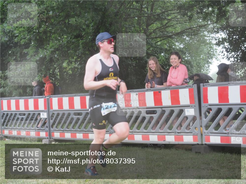 21.06.2025 - 27. Vierlanden-Triathlon KatJ http://msf.ph/oto/8037395 15.06.2025 14:18:27 Ziel 1272 meine-sportfotos.de