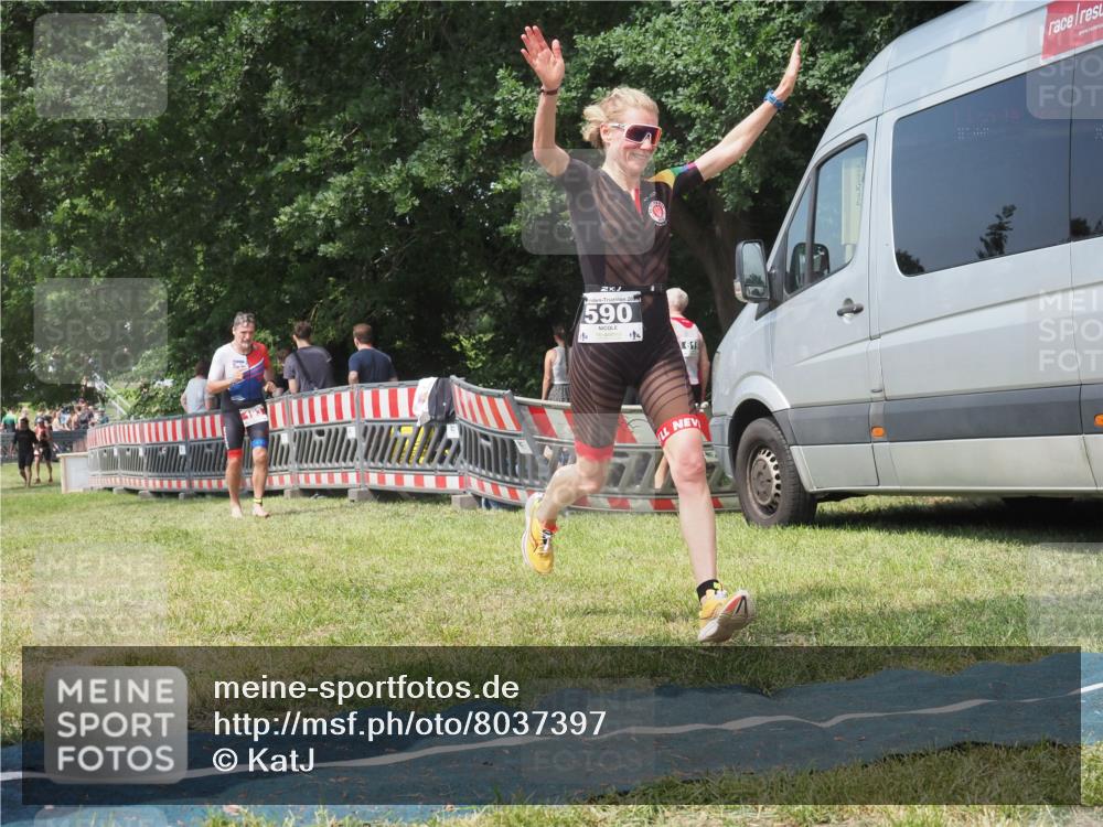 15.06.2025 - 27. Vierlanden-Triathlon KatJ http://msf.ph/oto/8037397 15.06.2025 11:28:01 Schwimmen  meine-sportfotos.de