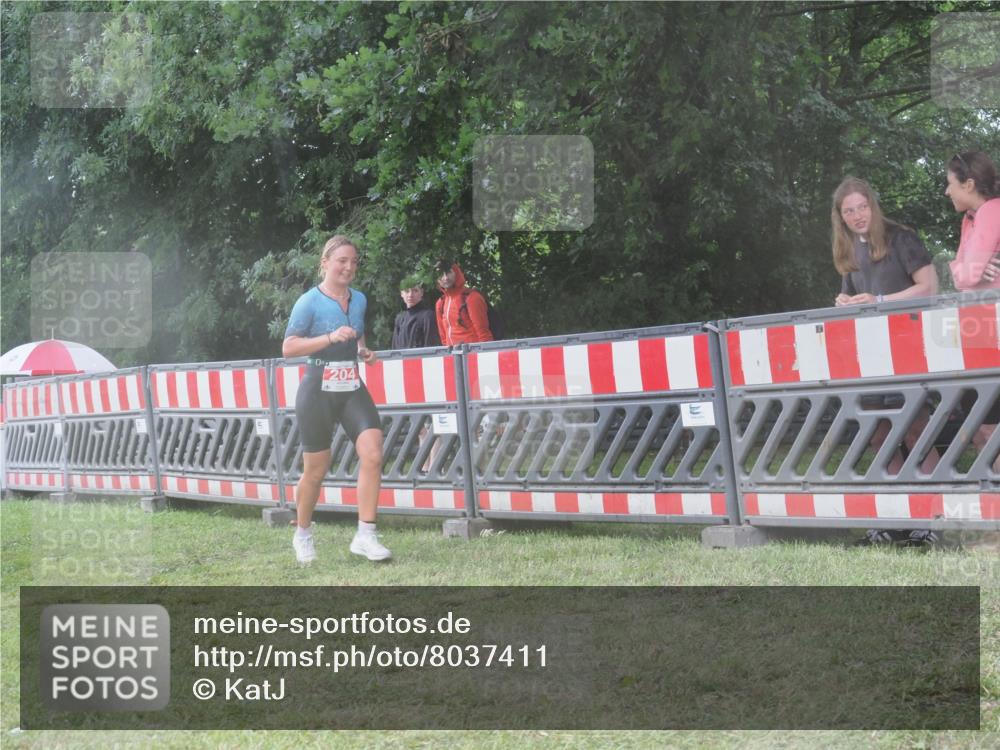 21.06.2025 - 27. Vierlanden-Triathlon KatJ http://msf.ph/oto/8037411 15.06.2025 14:18:36 Ziel 204, 1228 meine-sportfotos.de