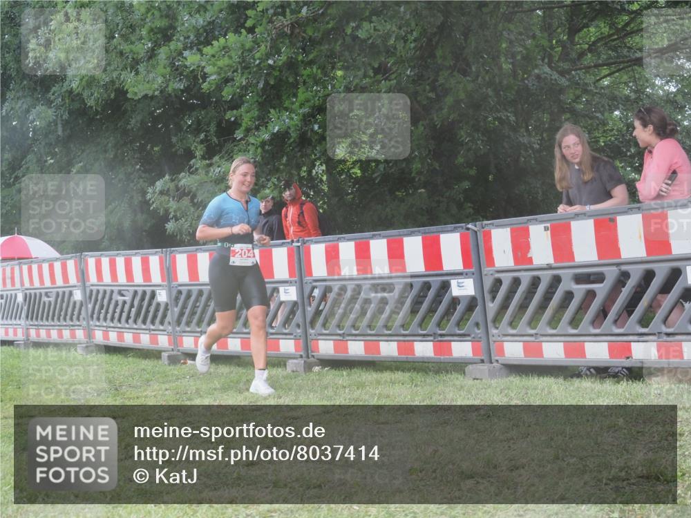 21.06.2025 - 27. Vierlanden-Triathlon KatJ http://msf.ph/oto/8037414 15.06.2025 14:18:36 Ziel 204, 1228 meine-sportfotos.de