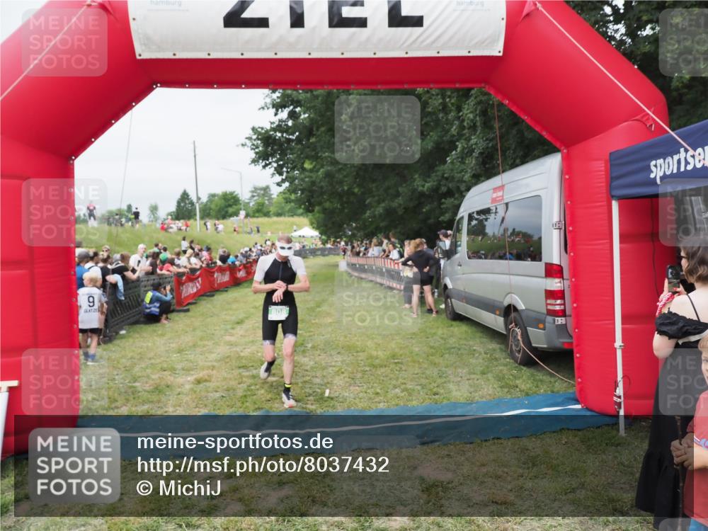 21.06.2025 - 27. Vierlanden-Triathlon MichiJ http://msf.ph/oto/8037432 15.06.2026 13:11:38 Ziel 808 meine-sportfotos.de