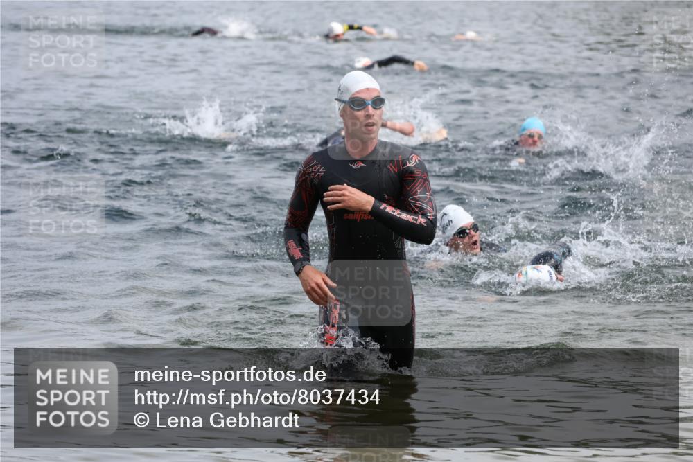 21.06.2025 - 27. Vierlanden-Triathlon Lena Gebhardt http://msf.ph/oto/8037434 15.06.2025 12:06:15 Schwimmen 1014, 1015, 1019 meine-sportfotos.de