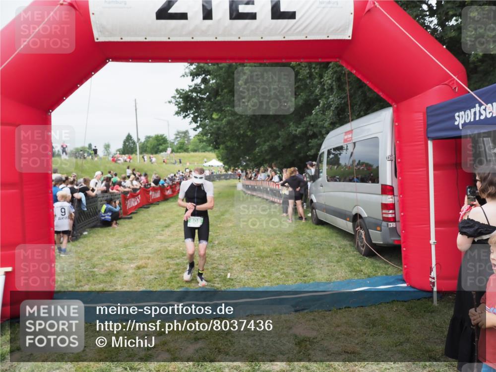 21.06.2025 - 27. Vierlanden-Triathlon MichiJ http://msf.ph/oto/8037436 15.06.2026 13:11:38 Ziel 808 meine-sportfotos.de