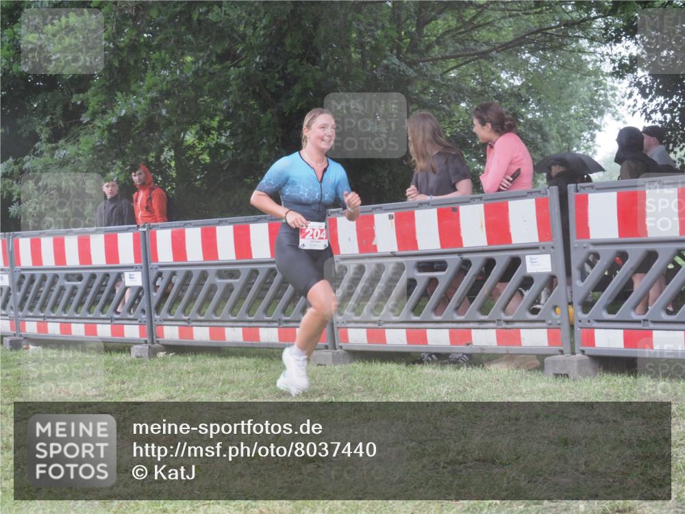21.06.2025 - 27. Vierlanden-Triathlon KatJ http://msf.ph/oto/8037440 15.06.2025 14:18:37 Ziel 204, 1228 meine-sportfotos.de